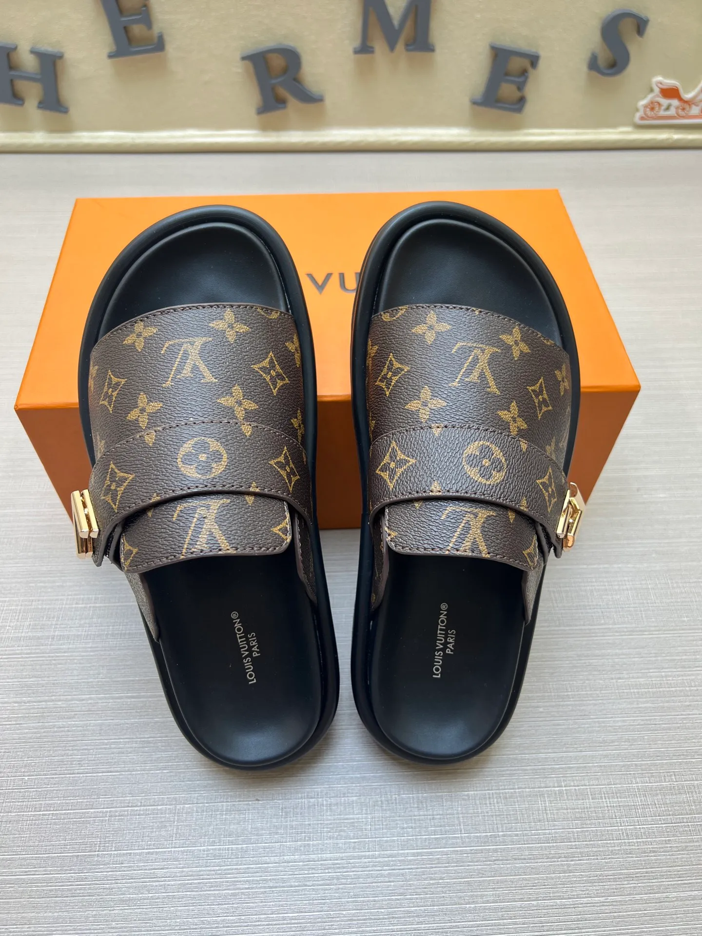 Factory price: 360💰【LOUIS VUITTON】Louis Vuitton, LV printing, men's and women's slippers are on the market, drawer box packaging with cloth bag, card, the upper pattern looks very soft and waxy, super versatile leg slimming artifact. Fabric: imported denim/canvas/old fabric, LV hardware LOGO, official website pattern printing, comfortable to wear, foot pads: high elastic men's shoes💰U water table. Sole: foam sole, heel height: about 5cm. Code number: 35-46, 35, 45, 46 are custom-made and non-returnable. Color: multiple colors and styles available.